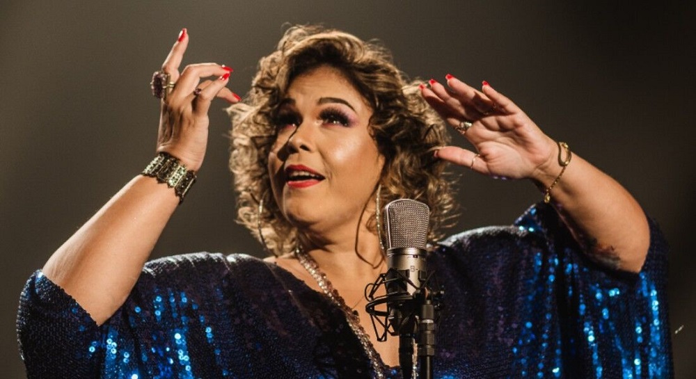 Cantora Adriana B apresenta show especial para marcar sua nova ...